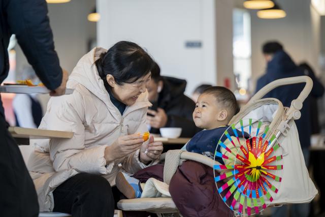 (251129) -- XIONG'AN, Nov. 29, 2025 (Xinhua) -- People have meals at an AI-powered canteen in Wenhua community in Xiong'an New Area, north China's Hebei Province, Nov. 25, 2025. The Xiong'an New Area, designed to relieve Beijing of its non-essential functions, has been leveraging smart and considerate public services to facilitate daily life of relocated residents.
   At Wenhua community in the startup section of Xiong'an New Area, an AI-powered canteen serves as a vivid example of how emerging consumption scenarios makes people feel better with their lives.
   At the canteen, automatic settlement system quickly verifies a customer's identity through facial recognition technology, and associates the food tray with his or her personal information to ensure a seamless payment process. Moreover, the serving zone inside the canteen also has smart devices capable of body weighing, calorie intake-tracking, detailed health status reporting as well as personalized dietary suggestions.
   The Chunmingbei community canteen in Rongdong District of the Xiong'an New Area, for its part, helps ease the burden on working parents by providing affordable dinners for their school-attending children. Nanwenying community canteen, also in Rongdong, offers tiered discounts to senior diners of 60 and above on their meals.
    Besides community canteens, community book stores and supermarkets further add to the convenience of local residents. Xiong'an New Area is building a well-managed and friendly community through meticulous public services. (Xinhua/Wu Zhizun)