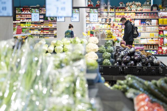 (251129) -- XIONG'AN, Nov. 29, 2025 (Xinhua) -- A resident shops at a supermarket in Wenhua community in Xiong'an New Area, north China's Hebei Province, Nov. 25, 2025. The Xiong'an New Area, designed to relieve Beijing of its non-essential functions, has been leveraging smart and considerate public services to facilitate daily life of relocated residents.
   At Wenhua community in the startup section of Xiong'an New Area, an AI-powered canteen serves as a vivid example of how emerging consumption scenarios makes people feel better with their lives.
   At the canteen, automatic settlement system quickly verifies a customer's identity through facial recognition technology, and associates the food tray with his or her personal information to ensure a seamless payment process. Moreover, the serving zone inside the canteen also has smart devices capable of body weighing, calorie intake-tracking, detailed health status reporting as well as personalized dietary suggestions.
   The Chunmingbei community canteen in Rongdong District of the Xiong'an New Area, for its part, helps ease the burden on working parents by providing affordable dinners for their school-attending children. Nanwenying community canteen, also in Rongdong, offers tiered discounts to senior diners of 60 and above on their meals.
    Besides community canteens, community book stores and supermarkets further add to the convenience of local residents. Xiong'an New Area is building a well-managed and friendly community through meticulous public services. (Xinhua/Wu Zhizun)