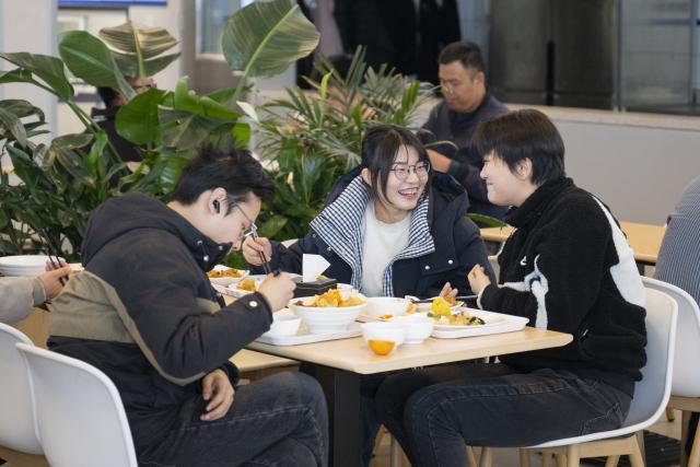 (251129) -- XIONG'AN, Nov. 29, 2025 (Xinhua) -- People have meals at an AI-powered canteen in Wenhua community in Xiong'an New Area, north China's Hebei Province, Nov. 25, 2025. The Xiong'an New Area, designed to relieve Beijing of its non-essential functions, has been leveraging smart and considerate public services to facilitate daily life of relocated residents.
   At Wenhua community in the startup section of Xiong'an New Area, an AI-powered canteen serves as a vivid example of how emerging consumption scenarios makes people feel better with their lives.
   At the canteen, automatic settlement system quickly verifies a customer's identity through facial recognition technology, and associates the food tray with his or her personal information to ensure a seamless payment process. Moreover, the serving zone inside the canteen also has smart devices capable of body weighing, calorie intake-tracking, detailed health status reporting as well as personalized dietary suggestions.
   The Chunmingbei community canteen in Rongdong District of the Xiong'an New Area, for its part, helps ease the burden on working parents by providing affordable dinners for their school-attending children. Nanwenying community canteen, also in Rongdong, offers tiered discounts to senior diners of 60 and above on their meals.
    Besides community canteens, community book stores and supermarkets further add to the convenience of local residents. Xiong'an New Area is building a well-managed and friendly community through meticulous public services. (Xinhua/Wu Zhizun)