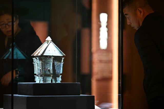(251129) -- TIANJIN, Nov. 29, 2025 (Xinhua) -- Visitors view an artifact at an exhibition on cultural relics from the Shang Dynasty (1600 BC-1046 BC) at the Tianjin Museum in Tianjin, north China, Nov. 29, 2025. The exhibition, featuring more than 180 pieces (sets) of cultural relics from the Shang Dynasty, has received more than 400,000 visitors since its opening on Aug. 23. (Xinhua/Li Ran)