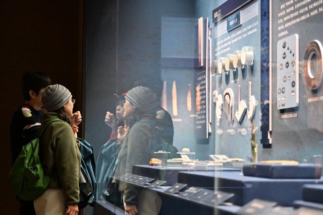 (251129) -- TIANJIN, Nov. 29, 2025 (Xinhua) -- Visitors view artifacts at an exhibition on cultural relics from the Shang Dynasty (1600 BC-1046 BC) at the Tianjin Museum in Tianjin, north China, Nov. 29, 2025. The exhibition, featuring more than 180 pieces (sets) of cultural relics from the Shang Dynasty, has received more than 400,000 visitors since its opening on Aug. 23. (Xinhua/Li Ran)