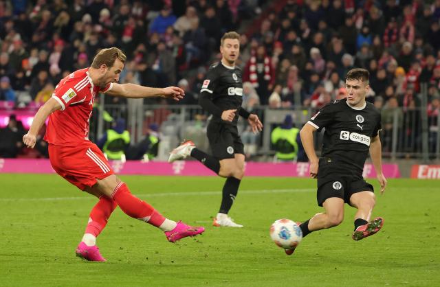 (251130) -- MUNICH, Nov. 30, 2025 (Xinhua) -- Harry Kane (L) of FC Bayern Munich vies with Arkadiusz Pyrka (R) of FC St. Pauli during the German first division Bundesliga football match between FC Bayern Munich and FC St. Pauli in Munich, Germany, Nov. 29, 2025. (Photo by Philippe Ruiz/Xinhua)