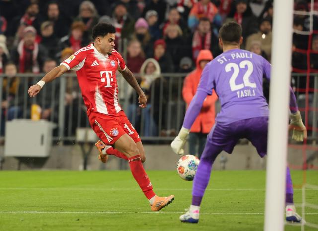 (251130) -- MUNICH, Nov. 30, 2025 (Xinhua) -- Luis Diaz (L) of FC Bayern Munich shoots during the German first division Bundesliga football match between FC Bayern Munich and FC St. Pauli in Munich, Germany, Nov. 29, 2025. (Photo by Philippe Ruiz/Xinhua)