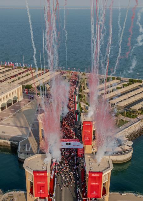 (251130) -- CAPITAL GOVERNORATE, Nov. 30, 2025 (Xinhua) -- An aerial photo taken on Nov. 29, 2025 shows people participating in a marathon race in Capital Governorate, Kuwait. (Photo by Asad/Xinhua)