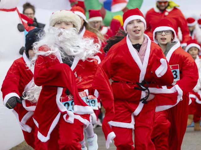 (251130) -- HAMILTON, Nov. 30, 2025 (Xinhua) -- Children dressed as Santa Claus attend the 2025 Santa Run in Hamilton, Ontario, Canada, Nov. 29, 2025. Hundreds of participants took part in the annual event on Saturday this year. (Photo by Zou Zheng/Xinhua)