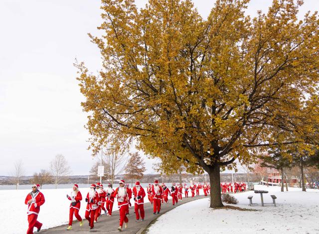 (251130) -- HAMILTON, Nov. 30, 2025 (Xinhua) -- People dressed as Santa Claus attend the 2025 Santa Run in Hamilton, Ontario, Canada, Nov. 29, 2025. Hundreds of participants took part in the annual event on Saturday this year. (Photo by Zou Zheng/Xinhua)