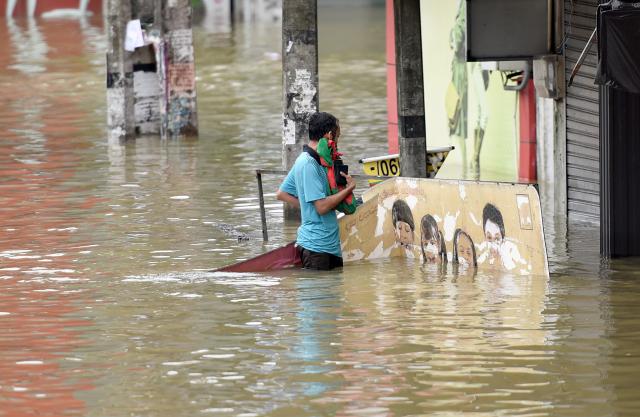 (251130) -- COLOMBO, Nov. 30, 2025 (Xinhua) -- A man wades through a flooded area in Gampaha District, Sri Lanka on Nov. 29, 2025.
  Sri Lanka's Disaster Management Center (DMC) on Saturday evening said 153 people have died due to floods and landslides caused by Cyclone Ditwah. 
  The DMC said 774,724 people from 217,263 families across all districts have been affected by heavy rains, flooding, and landslides. It added that many areas remain inaccessible, complicating rescue efforts and relief distribution. (Photo by Gayan Sameera/Xinhua)