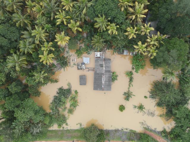 (251130) -- COLOMBO, Nov. 30, 2025 (Xinhua) -- An aerial drone photo taken on Nov. 29, 2025 shows flooded houses in Kelaniya, Sri Lanka.
  Sri Lanka's Disaster Management Center (DMC) on Saturday evening said 153 people have died due to floods and landslides caused by Cyclone Ditwah. 
  The DMC said 774,724 people from 217,263 families across all districts have been affected by heavy rains, flooding, and landslides. It added that many areas remain inaccessible, complicating rescue efforts and relief distribution. (Photo by Thilina Kaluthotage/Xinhua)