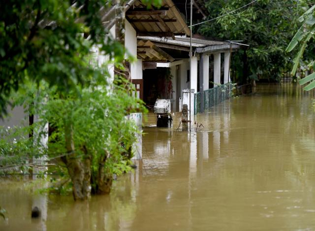 (251130) -- COLOMBO, Nov. 30, 2025 (Xinhua) -- This photo taken on Nov. 29, 2025 shows a flooded area in Gampaha District, Sri Lanka.
  Sri Lanka's Disaster Management Center (DMC) on Saturday evening said 153 people have died due to floods and landslides caused by Cyclone Ditwah. 
  The DMC said 774,724 people from 217,263 families across all districts have been affected by heavy rains, flooding, and landslides. It added that many areas remain inaccessible, complicating rescue efforts and relief distribution. (Photo by Gayan Sameera/Xinhua)