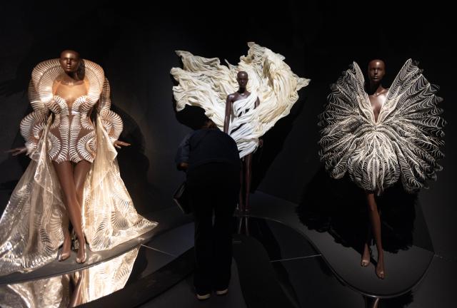 (251130) -- ROTTERDAM, Nov. 30, 2025 (Xinhua) -- An exhibition themed "Sculpting the Senses" is held in Rotterdam, the Netherlands, Nov. 29, 2025. The exhibition shows the works of Dutch fashion designer Iris van Herpen. (Photo by Sylvia Lederer/Xinhua)