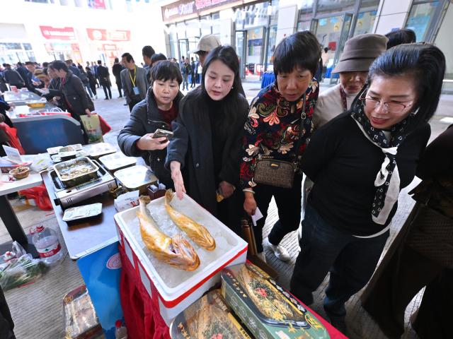(251130) -- XIAPU, Nov. 30, 2025 (Xinhua) -- People shop for large yellow croaker products at the ninth Ningde (Xiapu) large yellow croaker industry innovation and development conference in Xiapu County, southeast China's Fujian Province, Nov. 29, 2025.
  The ninth Ningde (Xiapu) large yellow croaker industry innovation and development conference kicked off here on Saturday, focusing on the breeding, farming, processing and sales of large yellow croakers.
  Last year, the total production of large yellow croakers in Ningde City reached 214,900 tonnes, exported to more than 60 countries and regions. The output value of the whole industrial chain exceeded 20 billion yuan (about 2.83 billion U.S. dollars) in the same year. (Xinhua/Jiang Kehong)