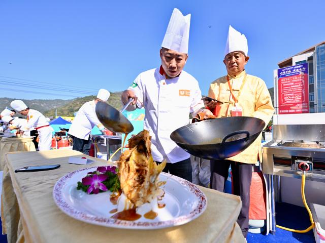 (251130) -- XIAPU, Nov. 30, 2025 (Xinhua) -- Chefs compete during a cooking contest at the ninth Ningde (Xiapu) large yellow croaker industry innovation and development conference in Xiapu County, southeast China's Fujian Province, Nov. 29, 2025.
  The ninth Ningde (Xiapu) large yellow croaker industry innovation and development conference kicked off here on Saturday, focusing on the breeding, farming, processing and sales of large yellow croakers.
  Last year, the total production of large yellow croakers in Ningde City reached 214,900 tonnes, exported to more than 60 countries and regions. The output value of the whole industrial chain exceeded 20 billion yuan (about 2.83 billion U.S. dollars) in the same year. (Xinhua/Jiang Kehong)