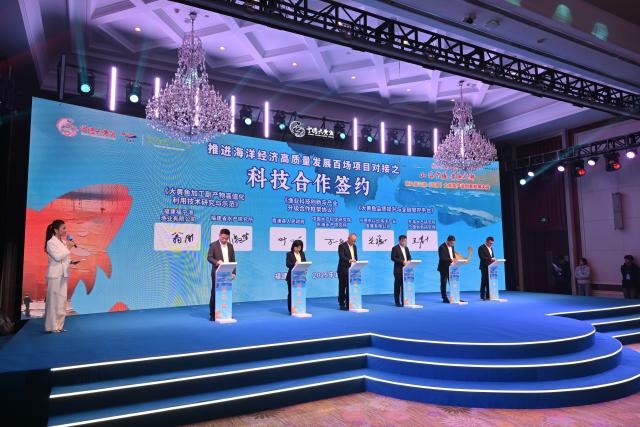 (251130) -- XIAPU, Nov. 30, 2025 (Xinhua) -- Guests attend a signing ceremony at the ninth Ningde (Xiapu) large yellow croaker industry innovation and development conference in Xiapu County, southeast China's Fujian Province, Nov. 29, 2025.
  The ninth Ningde (Xiapu) large yellow croaker industry innovation and development conference kicked off here on Saturday, focusing on the breeding, farming, processing and sales of large yellow croakers.
  Last year, the total production of large yellow croakers in Ningde City reached 214,900 tonnes, exported to more than 60 countries and regions. The output value of the whole industrial chain exceeded 20 billion yuan (about 2.83 billion U.S. dollars) in the same year. (Xinhua/Jiang Kehong)