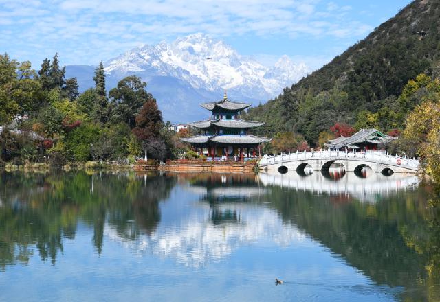 (251130) -- BEIJING, Nov. 30, 2025 (Xinhua) -- This photo taken from Heilongtan Park shows a view of the Yulong Snow Mountain in Lijiang, southwest China's Yunnan Province, Nov. 28, 2025. (Photo by Zhao Qingzu/Xinhua)