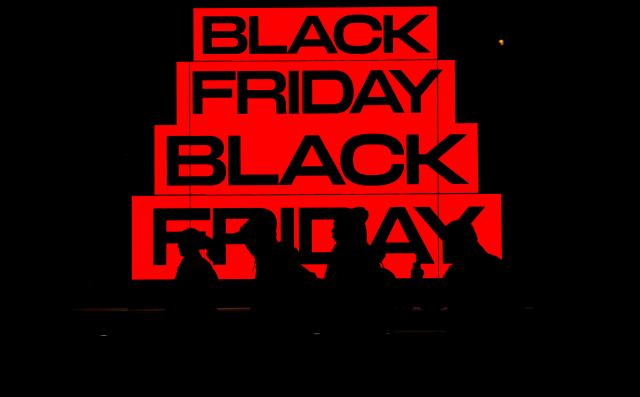 (251130) -- BEIJING, Nov. 30, 2025 (Xinhua) -- People walk past a promotion sign of a shop during Black Friday sales event in London, Britain, Nov. 28, 2025. (Xinhua/Li Ying)