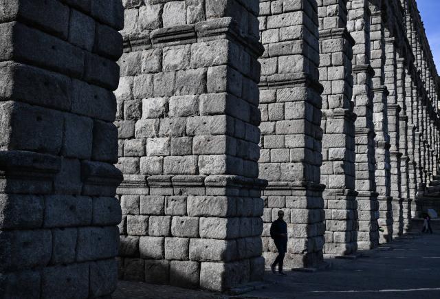 (251130) -- BEIJING, Nov. 30, 2025 (Xinhua) -- This photo taken on Nov. 28, 2025 shows a view of the Roman aqueduct in Segovia, Spain.
  Segovia is famous for its Roman aqueduct, as well as ancient churches and castles. The old town of Segovia and its aqueduct were listed as the World Heritage by the UNESCO in 1985. (Xinhua/Cheng Min)