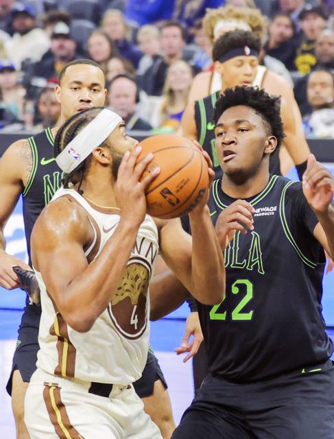 (251130) -- SAN FRANCISCO, Nov. 30, 2025 (Xinhua) -- Moses Moody (front L) of Golden State Warriors competes during the 2025-2026 NBA regular season match between Golden State Warriors and New Orleans Pelicans in San Francisco, the United States, on Nov. 29, 2025. (Photo by Arthur Dong/Xinhua)