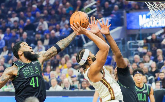 (251130) -- SAN FRANCISCO, Nov. 30, 2025 (Xinhua) -- Moses Moody (2nd L) of Golden State Warriors vies with Saddiq Bey of New Orleans Pelicans during the 2025-2026 NBA regular season match between Golden State Warriors and New Orleans Pelicans in San Francisco, the United States, on Nov. 29, 2025. (Photo by Arthur Dong/Xinhua)