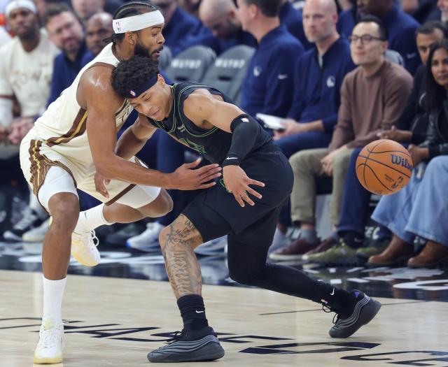(251130) -- SAN FRANCISCO, Nov. 30, 2025 (Xinhua) -- Moses Moody (L) of Golden State Warriors vies with Jeremiah Fears of New Orleans Pelicans during the 2025-2026 NBA regular season match between Golden State Warriors and New Orleans Pelicans in San Francisco, the United States, on Nov. 29, 2025. (Photo by Arthur Dong/Xinhua)