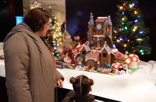 (251130) -- VANCOUVER, Nov. 30, 2025 (Xinhua) -- People look at a gingerbread house creation during the annual "Gingerbread Lane" event in Vancouver, British Columbia, Canada, Nov. 29, 2025. Canada's longest-running gingerbread house display event returned for its 33rd year, featuring more than 30 gingerbread houses and inviting the public to vote for their favourite creations crafted by professional bakers, culinary artists, and culinary school students. (Photo by Liang Sen/Xinhua)