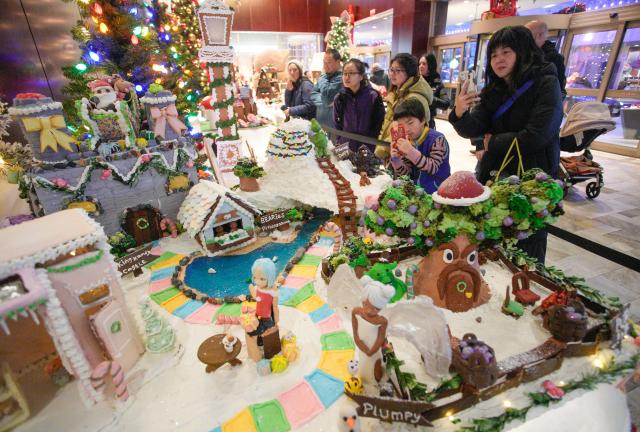 (251130) -- VANCOUVER, Nov. 30, 2025 (Xinhua) -- People look at gingerbread house creations during the annual "Gingerbread Lane" event in Vancouver, British Columbia, Canada, Nov. 29, 2025. Canada's longest-running gingerbread house display event returned for its 33rd year, featuring more than 30 gingerbread houses and inviting the public to vote for their favourite creations crafted by professional bakers, culinary artists, and culinary school students. (Photo by Liang Sen/Xinhua)