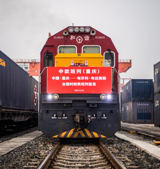 (251130) -- CHONGQING, Nov. 30, 2025 (Xinhua) -- A China-Europe freight train bound for Budapest, Hungary waits for departure at Tuanjiecun Station in Chongqing, southwest China, Nov. 30, 2025.
  A freight train bound for Budapest departed from Chongqing on Sunday, marking the launch of a new fixed-schedule China-Europe freight train service, also known as China Railway Express.
  The train, carrying automotive and motorcycle parts, electronic products and other consumer goods, is expected to take about 11 days to reach Budapest -- a major transport hub serving Central and Eastern Europe. (Xinhua/Tang Yi)