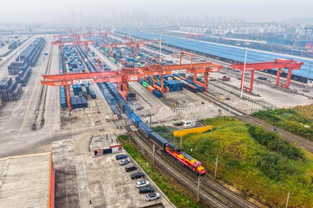 (251130) -- CHONGQING, Nov. 30, 2025 (Xinhua) -- An aerial drone photo shows a China-Europe freight train bound for Budapest, Hungary departing from Tuanjiecun Station in Chongqing, southwest China, Nov. 30, 2025.
  A freight train bound for Budapest departed from Chongqing on Sunday, marking the launch of a new fixed-schedule China-Europe freight train service, also known as China Railway Express.
  The train, carrying automotive and motorcycle parts, electronic products and other consumer goods, is expected to take about 11 days to reach Budapest -- a major transport hub serving Central and Eastern Europe. (Xinhua/Tang Yi)