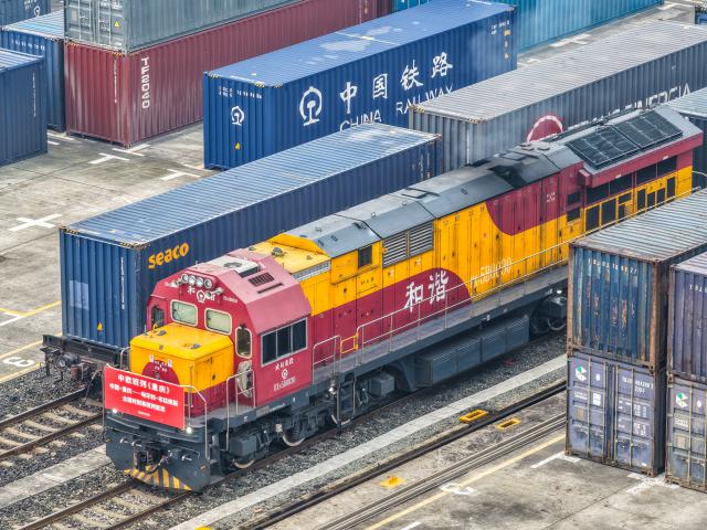 (251130) -- CHONGQING, Nov. 30, 2025 (Xinhua) -- A drone photo shows a China-Europe freight train bound for Budapest, Hungary before departure at Tuanjiecun Station in Chongqing, southwest China, Nov. 30, 2025.
  A freight train bound for Budapest departed from Chongqing on Sunday, marking the launch of a new fixed-schedule China-Europe freight train service, also known as China Railway Express.
  The train, carrying automotive and motorcycle parts, electronic products and other consumer goods, is expected to take about 11 days to reach Budapest -- a major transport hub serving Central and Eastern Europe. (Xinhua/Tang Yi)