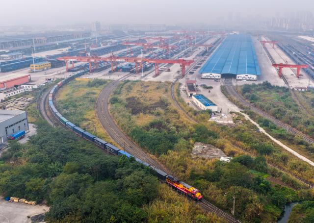(251130) -- CHONGQING, Nov. 30, 2025 (Xinhua) -- An aerial drone photo shows a China-Europe freight train bound for Budapest, Hungary departing from Tuanjiecun Station in Chongqing, southwest China, Nov. 30, 2025.
  A freight train bound for Budapest departed from Chongqing on Sunday, marking the launch of a new fixed-schedule China-Europe freight train service, also known as China Railway Express.
  The train, carrying automotive and motorcycle parts, electronic products and other consumer goods, is expected to take about 11 days to reach Budapest -- a major transport hub serving Central and Eastern Europe. (Xinhua/Tang Yi)