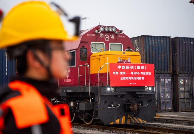 (251130) -- CHONGQING, Nov. 30, 2025 (Xinhua) -- A China-Europe freight train bound for Budapest, Hungary waits for departure at Tuanjiecun Station in Chongqing, southwest China, Nov. 30, 2025.
  A freight train bound for Budapest departed from Chongqing on Sunday, marking the launch of a new fixed-schedule China-Europe freight train service, also known as China Railway Express.
  The train, carrying automotive and motorcycle parts, electronic products and other consumer goods, is expected to take about 11 days to reach Budapest -- a major transport hub serving Central and Eastern Europe. (Xinhua/Tang Yi)