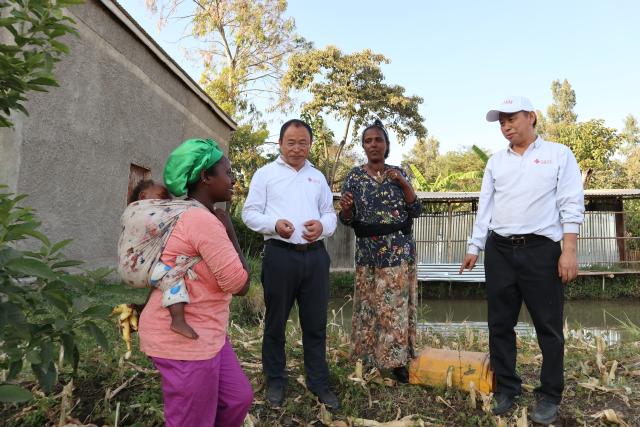 (251130) -- ADDIS ABABA, Nov. 30, 2025 (Xinhua) -- Zhang Shihong (R), head of the Chinese agricultural expert team, talks with locals at Godino Jitu Village in Oromia Region, Ethiopia, on Nov. 26, 2025.
  TO GO WITH "Feature: Chinese experts drive integrated farming, transforming rural livelihoods in Ethiopia" (Xinhua/Liu Fangqiang)