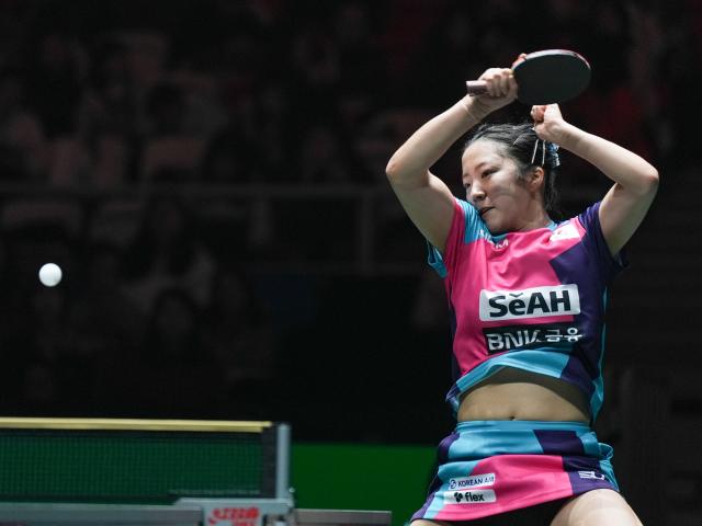 (251130) -- CHENGDU, Nov. 30, 2025 (Xinhua) -- Shin Yubin of South Korea competes in the women's singles match against Linda Bergstrom of Sweden during the stage 1 group match between South Korea and Sweden at the ITTF Mixed Team World Cup 2025 in Chengdu, southwest China's Sichuan Province, Nov. 30, 2025. (Xinhua/Wang Xi)