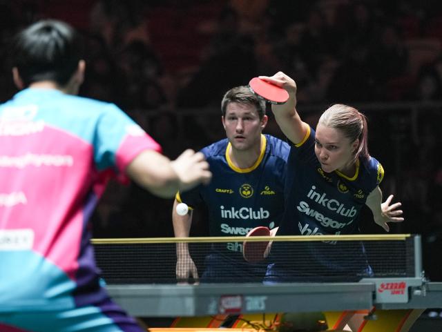 (251130) -- CHENGDU, Nov. 30, 2025 (Xinhua) -- Christina Kallberg (R)/Kristian Karlsson of Sweden compete in the mixed doubles match against Kim Nayeong/Park Ganghyeon of South Korea during the stage 1 group match between South Korea and Sweden at the ITTF Mixed Team World Cup 2025 in Chengdu, southwest China's Sichuan Province, Nov. 30, 2025. (Xinhua/Wang Xi)