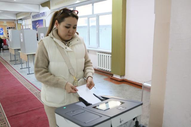 (251130) -- BISHKEK, Nov. 30, 2025 (Xinhua) -- A voter casts her ballot at a polling station in Bishkek, Kyrgyzstan, on Nov. 30, 2025. Early parliamentary elections began in Kyrgyzstan on Sunday to elect 90 deputies to the country's unicameral legislature. (Xinhua/Jiang Youlin)