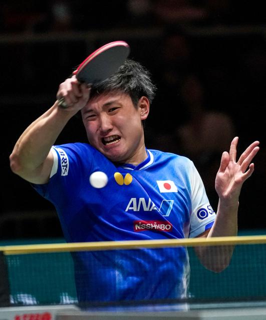 (251130) -- CHENGDU, Nov. 30, 2025 (Xinhua) -- Harimoto Tomokazu of Japan hits a return during the men's singles match against Lum Nicholas of Australia during the stage 1 group match between Japan and Australia at the ITTF Mixed Team World Cup 2025 in Chengdu, southwest China's Sichuan Province, Nov. 30, 2025. (Xinhua/Wang Ying)