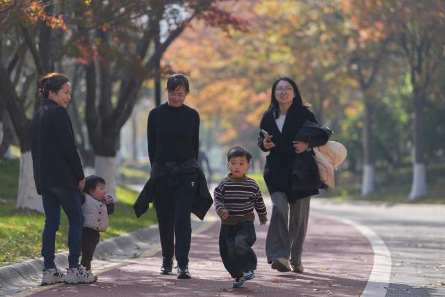 (251130) -- SHAOXING, Nov. 30, 2025 (Xinhua) -- People enjoy themselves at Didang lake scenic area in Shaoxing, east China's Zhejiang Province, Nov. 30, 2025. (Xinhua/Huang Zongzhi)