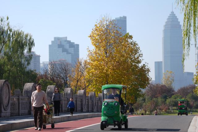 (251130) -- SHAOXING, Nov. 30, 2025 (Xinhua) -- People enjoy themselves at Didang lake scenic area in Shaoxing, east China's Zhejiang Province, Nov. 30, 2025. (Xinhua/Huang Zongzhi)