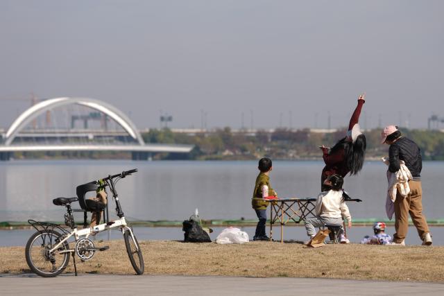 (251130) -- SHAOXING, Nov. 30, 2025 (Xinhua) -- People enjoy themselves at Didang lake scenic area in Shaoxing, east China's Zhejiang Province, Nov. 30, 2025. (Xinhua/Huang Zongzhi)