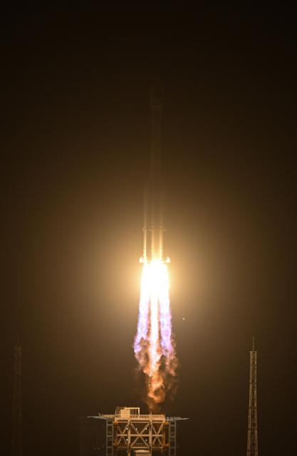 (251130) -- WENCHANG, Nov. 30, 2025 (Xinhua) -- A modified Long March-7 carrier rocket carrying the Shijian-28 satellite blasts off from the Wenchang Spacecraft Launch Site in south China's Hainan Province, Nov. 30, 2025.
  China on Sunday launched a new satellite from the Wenchang Spacecraft Launch Site in the southern island province of Hainan.
   The Shijian-28 satellite was launched at 8:20 p.m. (Beijing Time) aboard a modified Long March-7 carrier rocket. It has entered its preset orbit successfully. (Xinhua/Yang Guanyu)