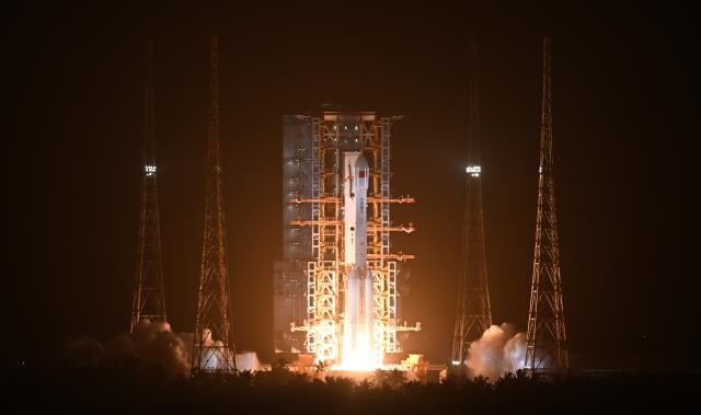 (251130) -- WENCHANG, Nov. 30, 2025 (Xinhua) -- A modified Long March-7 carrier rocket carrying the Shijian-28 satellite blasts off from the Wenchang Spacecraft Launch Site in south China's Hainan Province, Nov. 30, 2025.
  China on Sunday launched a new satellite from the Wenchang Spacecraft Launch Site in the southern island province of Hainan.
   The Shijian-28 satellite was launched at 8:20 p.m. (Beijing Time) aboard a modified Long March-7 carrier rocket. It has entered its preset orbit successfully. (Xinhua/Yang Guanyu)