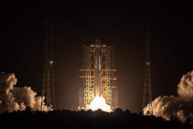 (251130) -- WENCHANG, Nov. 30, 2025 (Xinhua) -- A modified Long March-7 carrier rocket carrying the Shijian-28 satellite blasts off from the Wenchang Spacecraft Launch Site in south China's Hainan Province, Nov. 30, 2025.
  China on Sunday launched a new satellite from the Wenchang Spacecraft Launch Site in the southern island province of Hainan.
   The Shijian-28 satellite was launched at 8:20 p.m. (Beijing Time) aboard a modified Long March-7 carrier rocket. It has entered its preset orbit successfully. (Photo by Du Xinxin/Xinhua)