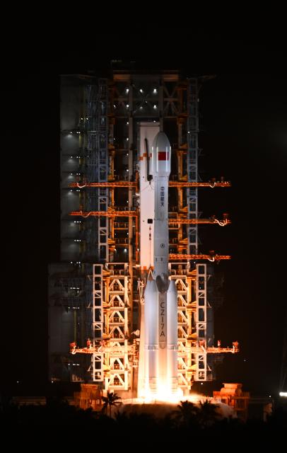 (251130) -- WENCHANG, Nov. 30, 2025 (Xinhua) -- A modified Long March-7 carrier rocket carrying the Shijian-28 satellite blasts off from the Wenchang Spacecraft Launch Site in south China's Hainan Province, Nov. 30, 2025.
  China on Sunday launched a new satellite from the Wenchang Spacecraft Launch Site in the southern island province of Hainan.
   The Shijian-28 satellite was launched at 8:20 p.m. (Beijing Time) aboard a modified Long March-7 carrier rocket. It has entered its preset orbit successfully. (Xinhua/Yang Guanyu)