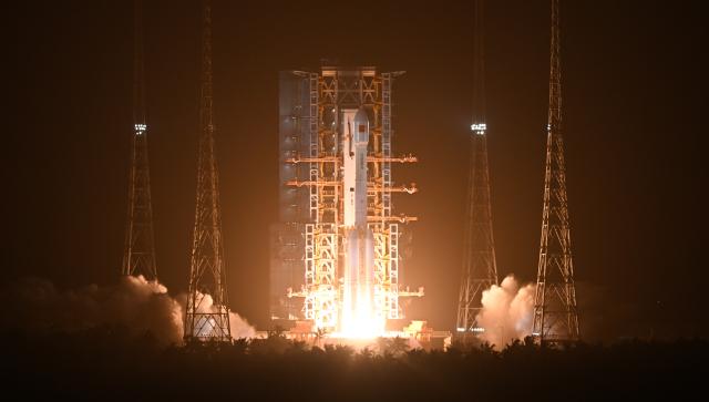 (251130) -- WENCHANG, Nov. 30, 2025 (Xinhua) -- A modified Long March-7 carrier rocket carrying the Shijian-28 satellite blasts off from the Wenchang Spacecraft Launch Site in south China's Hainan Province, Nov. 30, 2025.
  China on Sunday launched a new satellite from the Wenchang Spacecraft Launch Site in the southern island province of Hainan.
   The Shijian-28 satellite was launched at 8:20 p.m. (Beijing Time) aboard a modified Long March-7 carrier rocket. It has entered its preset orbit successfully. (Xinhua/Yang Guanyu)