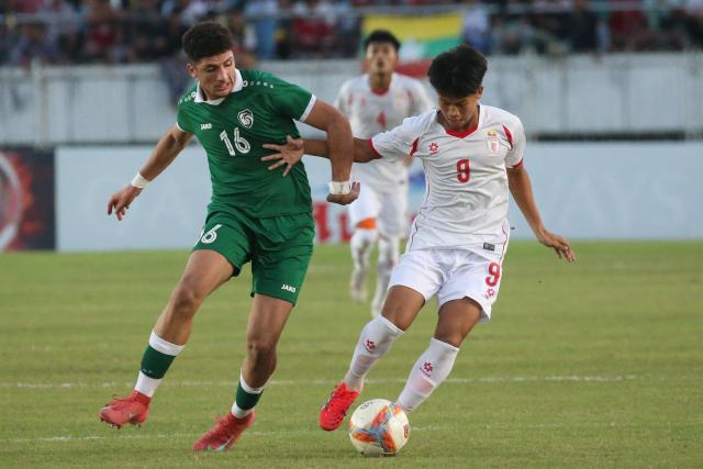 (251130) -- YANGON, Nov. 30, 2025 (Xinhua) -- Odey Alfashtaki (L) of Syria vies with D Wai Yan of Myanmar during the AFC U17 Asian Cup 2026 Qualifier between Myanmar and Syria in Yangon, Myanmar, Nov. 30, 2025. (Xinhua/Myo Kyaw Soe)