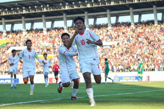 (251130) -- YANGON, Nov. 30, 2025 (Xinhua) -- Players of Myanmar celebrate after scoring during the AFC U17 Asian Cup 2026 Qualifier between Myanmar and Syria in Yangon, Myanmar, Nov. 30, 2025. (Xinhua/Myo Kyaw Soe)