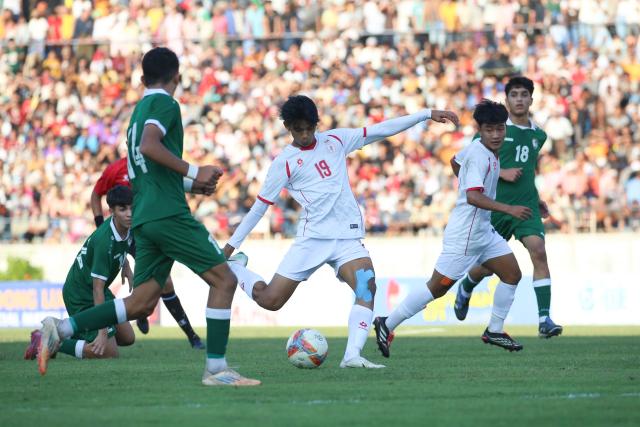 (251130) -- YANGON, Nov. 30, 2025 (Xinhua) -- Ye Naing Aung (C) of Myanmar shoots the ball during the AFC U17 Asian Cup 2026 Qualifier between Myanmar and Syria in Yangon, Myanmar, Nov. 30, 2025. (Xinhua/Myo Kyaw Soe)