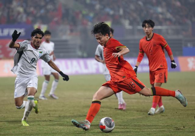 (251130) -- CHONGQING, Nov. 30, 2025 (Xinhua) -- Xu Zhengpeng (front R) of China vies the ball during the AFC U17 Asian Cup 2026 Qualifier group A match between China and Bangladesh in southwest China's Chongqing Municipality, Nov. 30, 2025. (Xinhua/Huang Wei)