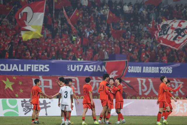 (251130) -- CHONGQING, Nov. 30, 2025 (Xinhua) -- Players of China celebrate a goal during the AFC U17 Asian Cup 2026 Qualifier group A match between China and Bangladesh in southwest China's Chongqing Municipality, Nov. 30, 2025. (Xinhua/Huang Wei)