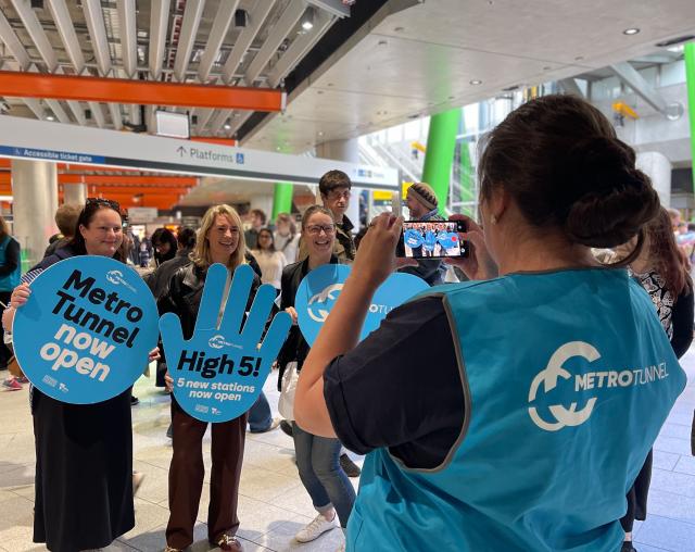 (251130) -- MELBOURNE, Nov. 30, 2025 (Xinhua) -- This photo taken with a mobile phone shows a member of the Anzac Station taking photos for passengers on the opening day of the Metro Tunnel in Melbourne, Australia, on Nov. 30, 2025.
  Melbourne's new Metro Tunnel opened to passengers for the first time on Sunday following years of construction, marking a major expansion of the city's rail network.
  Limited services through the nine-kilometer twin tunnels and five new stations under Melbourne's central business district (CBD) began operating on Sunday morning, with some passengers queuing for hours in order to board the first trains. (Xinhua/Xu Haijing)