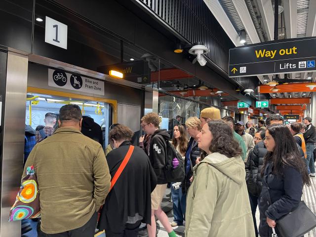 (251130) -- MELBOURNE, Nov. 30, 2025 (Xinhua) -- This photo taken with a mobile phone shows people boarding a Metro Tunnel train at the Anzac Station in Melbourne, Australia, on Nov. 30, 2025.
  Melbourne's new Metro Tunnel opened to passengers for the first time on Sunday following years of construction, marking a major expansion of the city's rail network.
  Limited services through the nine-kilometer twin tunnels and five new stations under Melbourne's central business district (CBD) began operating on Sunday morning, with some passengers queuing for hours in order to board the first trains. (Xinhua/Xu Haijing)